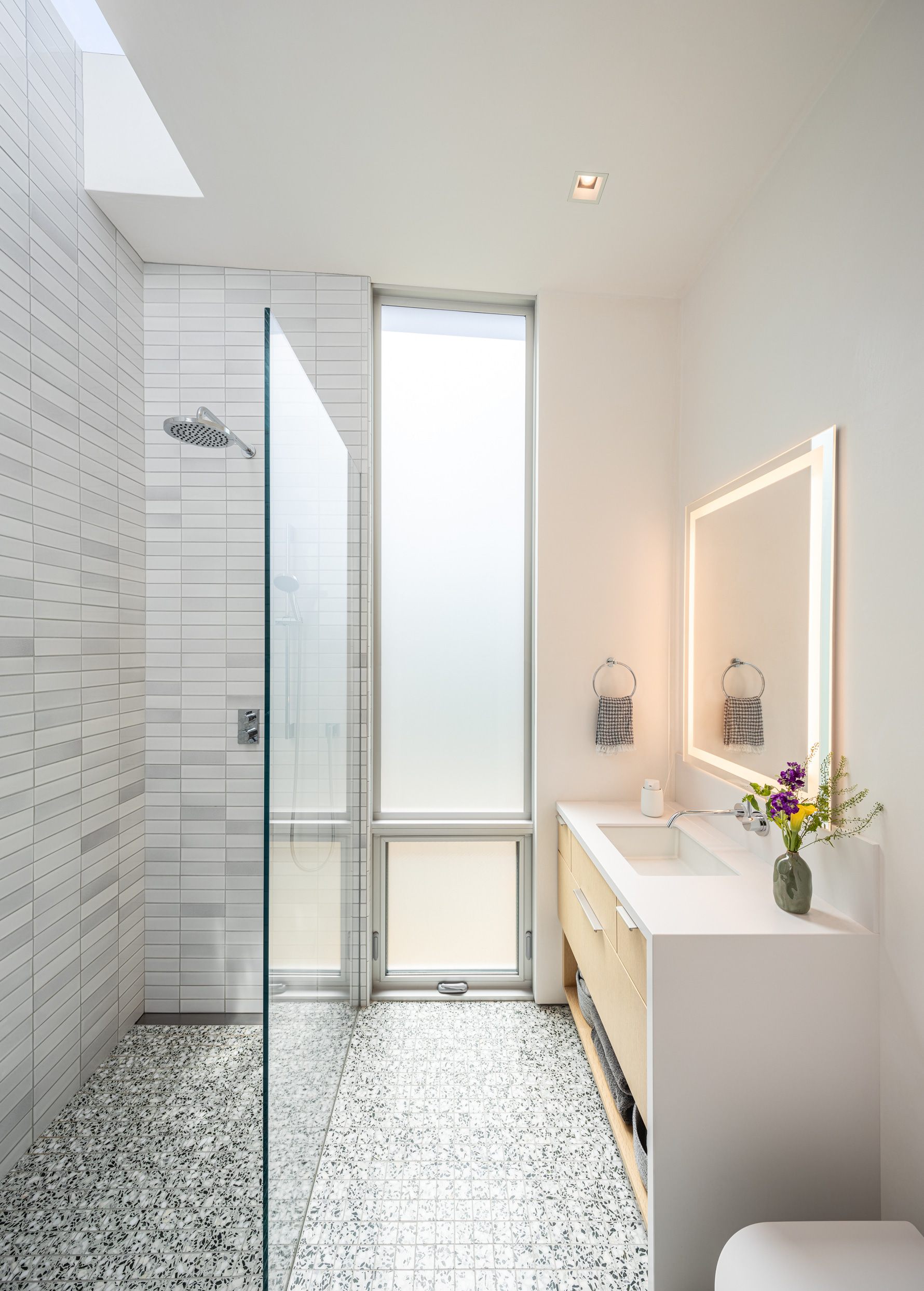 Santa-Barbara-Foothills-Residence-Modern-Guest-Bath