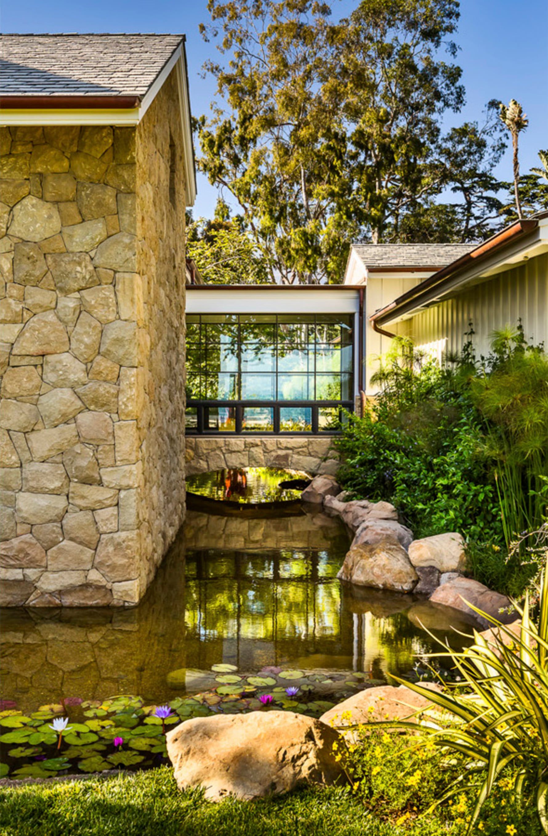 Santa-Barbara-Beach-Residence-Pond-Stone-Wall