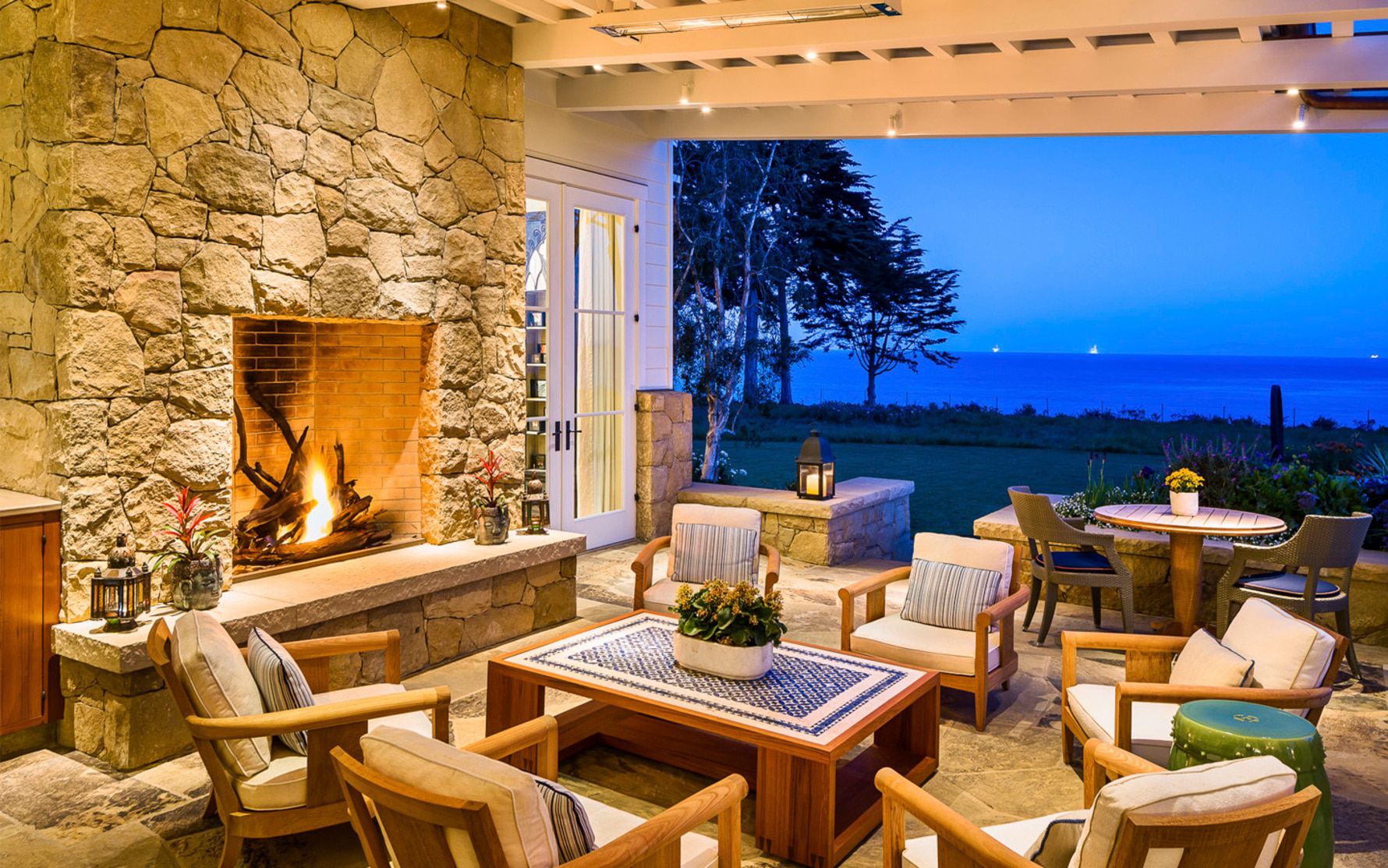 Santa-Barbara-Beach-Residence-Outdoor-Living-Space-Outdoor-Fireplace