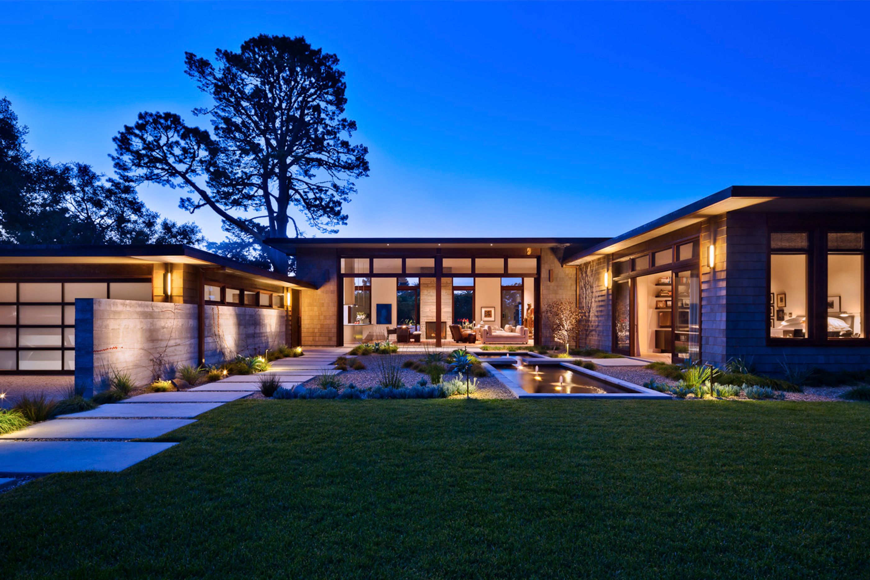 Thayer-Residence-Board-Form-Concrete-Wall-Water-Feature
