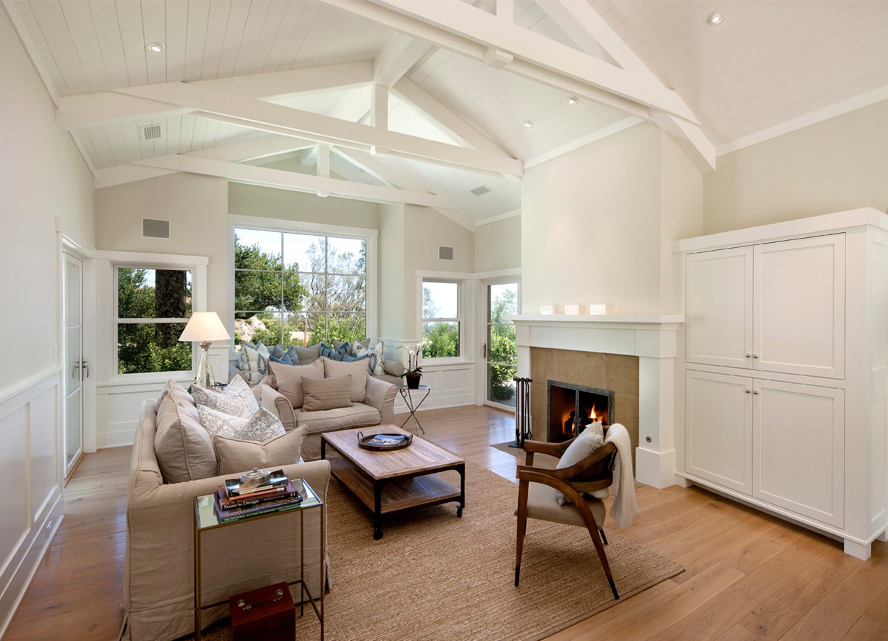East-Mountain-Residence-Living-Room-Wood-Ceiling-Trusses
