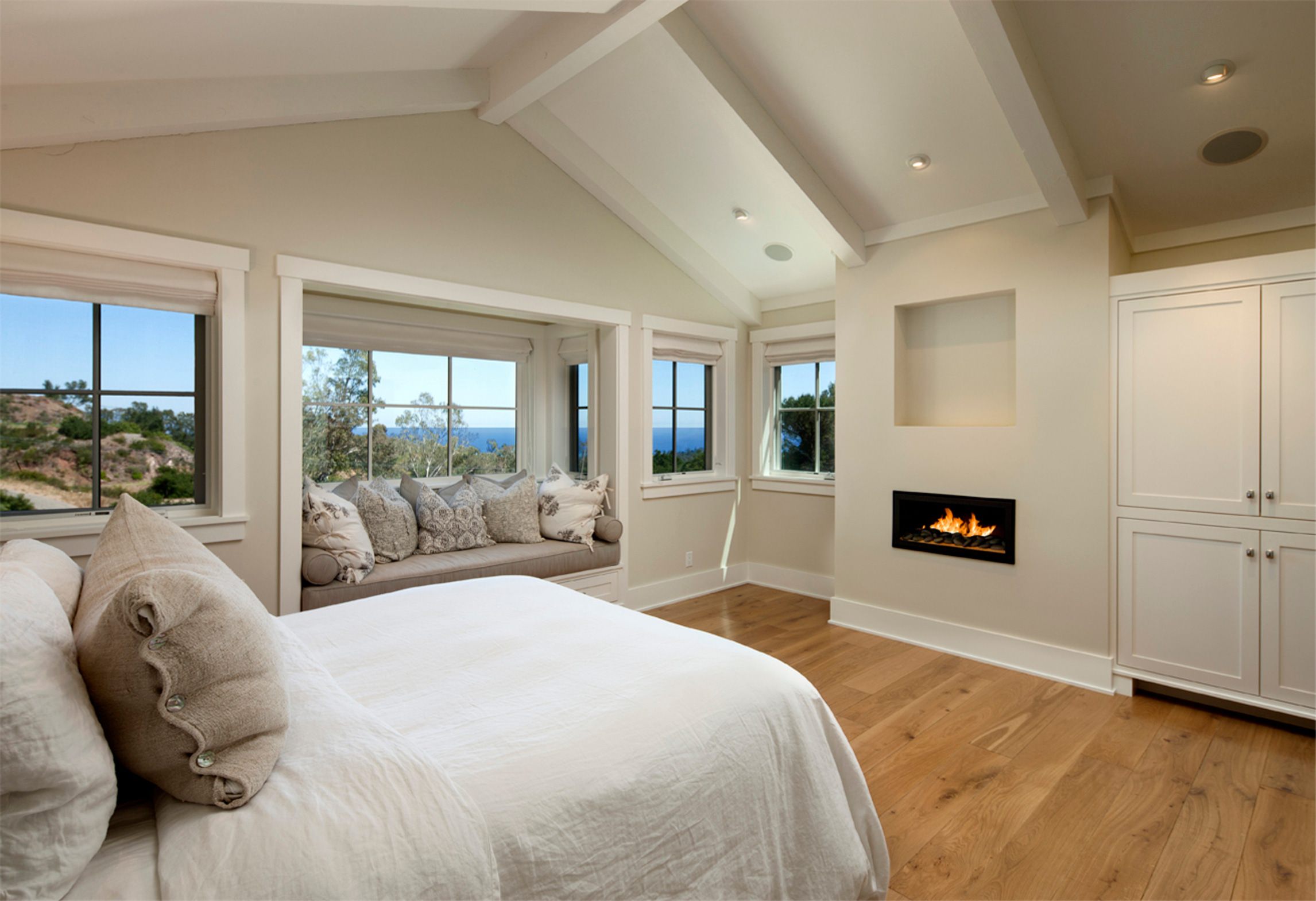 East-Mountain-Residence-Bedroom-Window-seat